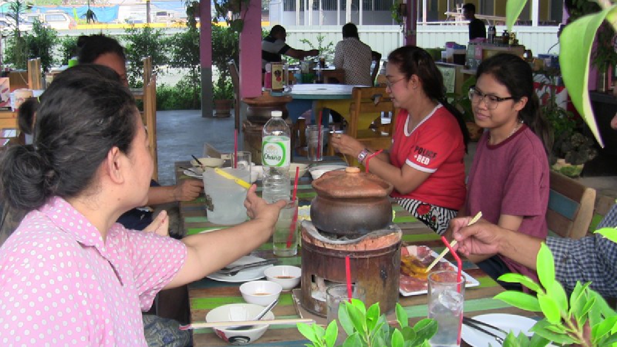 ตำรวจหนุ่มอ่างทองเปิดร้านจิ้มจุ่มเสริม สร้างรายได้หลายหมื่นต่อเดือน