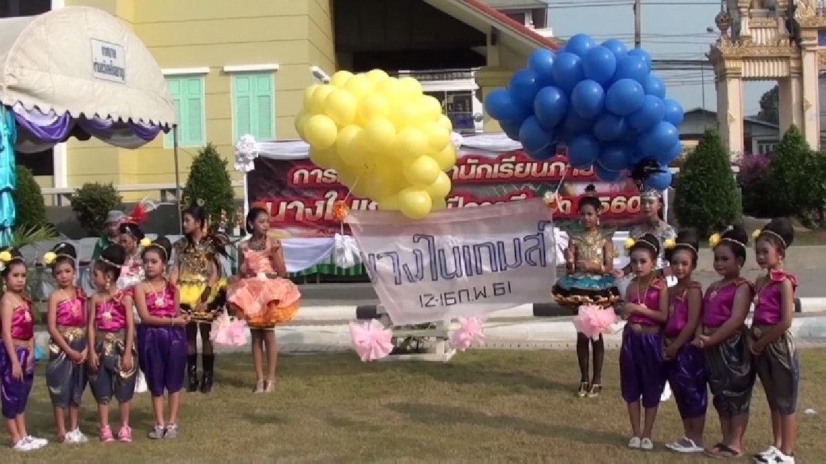 อ่างทอง ฮือฮากีฬาสีภายในโรงเรียนขบวนพาเหรดที่มีดรัมเมเยอร์เกือบ200ไม้เผยให้นักเรียนเดินตามฝันกล้าแสดงออก