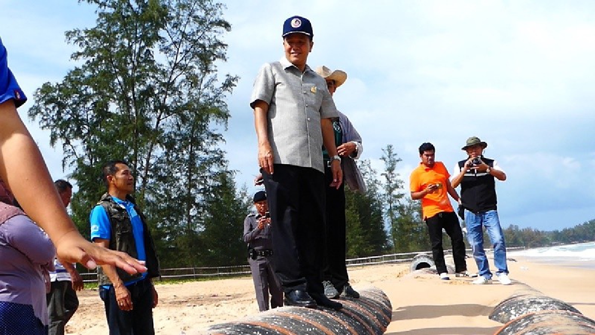 ผู้ว่าฯชุมพร ลงพื้นที่สำรวจการเคลือนย้ายท่อปริศนา กำชับต้องให้เสร็จภายใน 3-4 วัน ก่อนที่จะหาเจ้าของมารับผิดชอบตามกฎหมายต่อไป(มีคลิป)