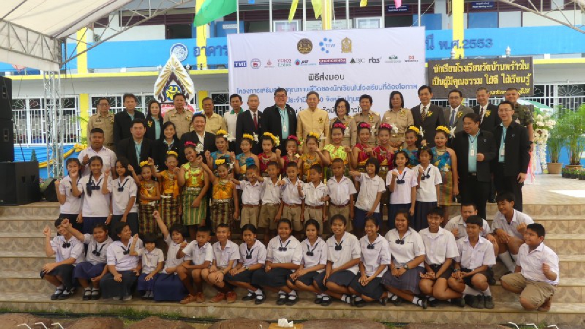ปทุมธานี ! พลอากาศเอก ดร.ประจิน รองนายกรัฐมนตรี ส่งมอบการสนับสนุนโรงเรียนด้อยโอกาส