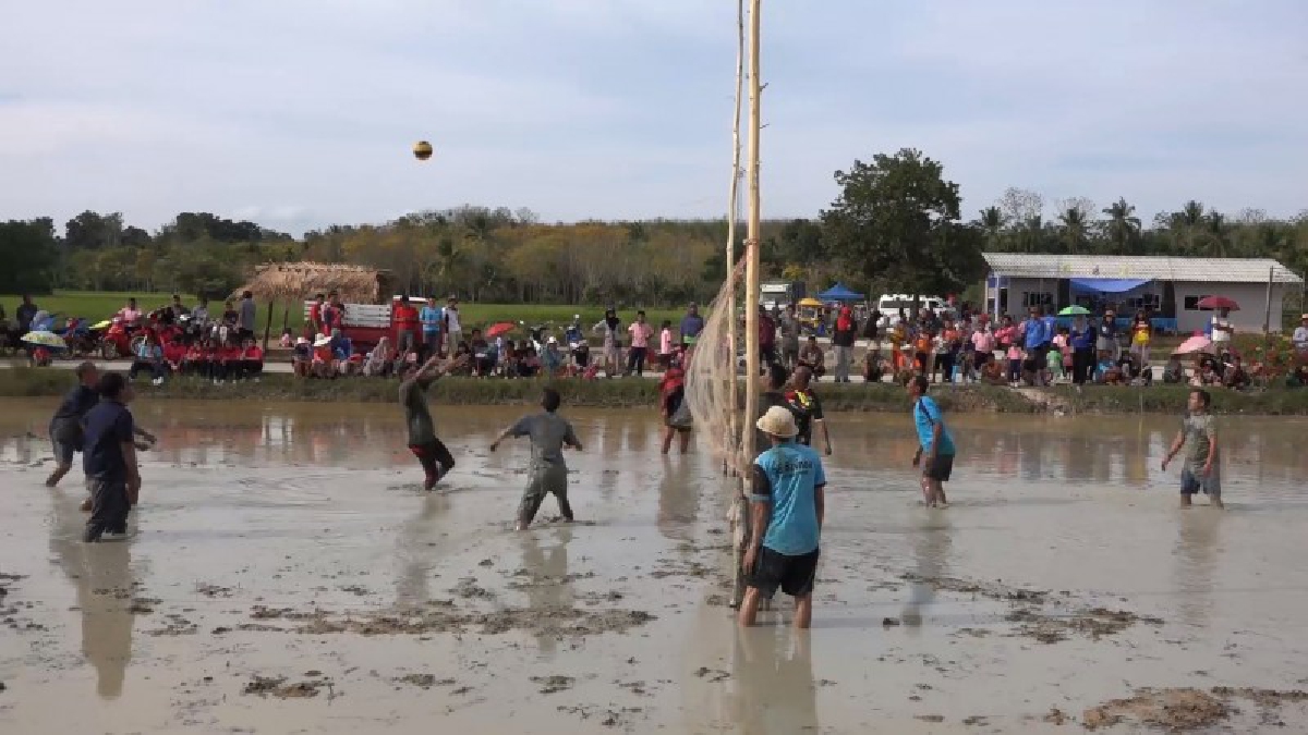 เฮฮา!! จัดแข่งวอลเลย์บอลในโคลนครั้งแรกของประเทศ (ชมคลิป)