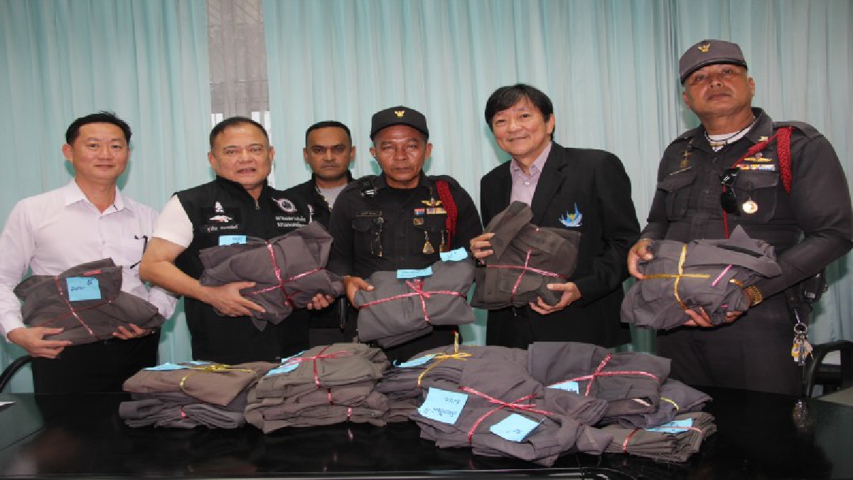 **ตำรวจกรุงเก่าน้ำใจงาม นำเสื้อผ้ามาแจกให้กับ รปภ.ของโรงพยาบาล หวังช่วยลดภาระให้กับครับครัวผู้มีรายได้น้อย (มีคลิป)
