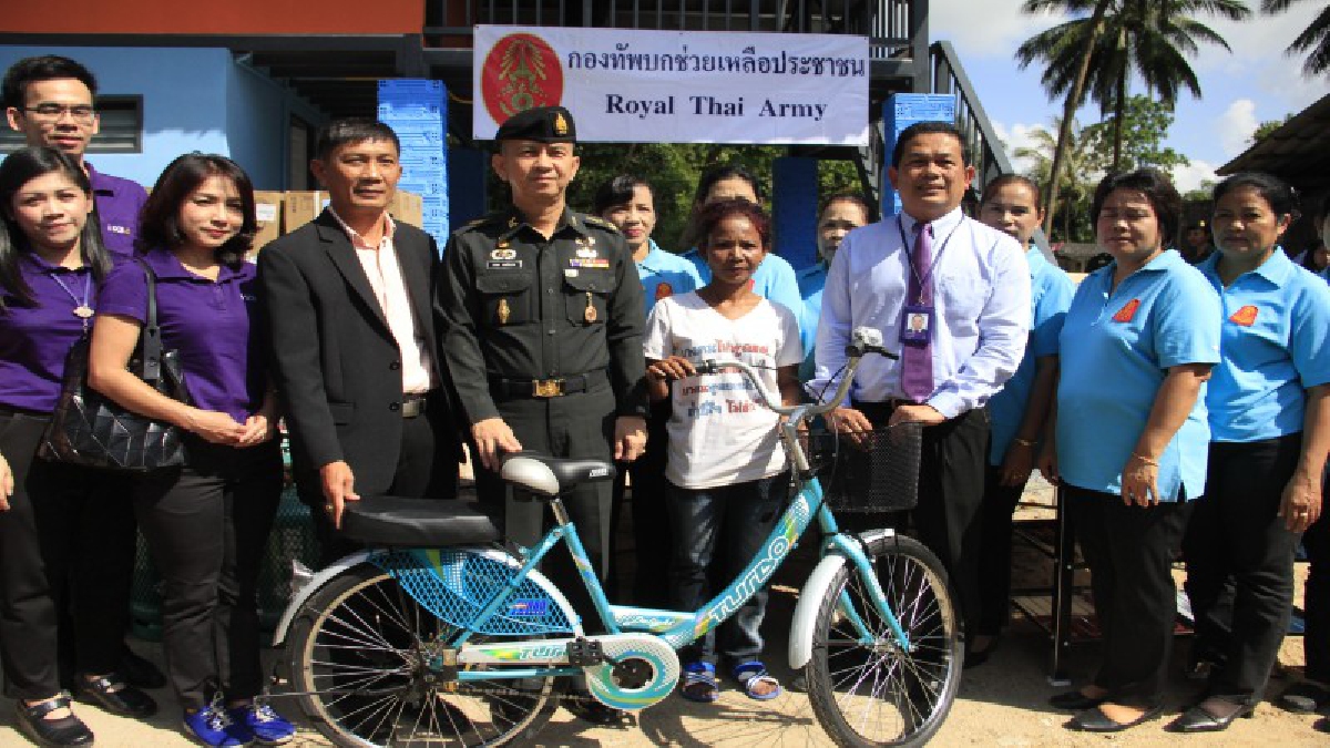 ผู้บัญชาการมณฑลทหารบกที่ 41 มอบบ้านพร้อมอุปกรณ์เครื่องใช้ภายในครัวเรือนให้กับผู้ประสบวาตภัย 3 หลัง ระบุได้ออกช่วยเหลือชาวบ้านอย่างต่อเนื่อง