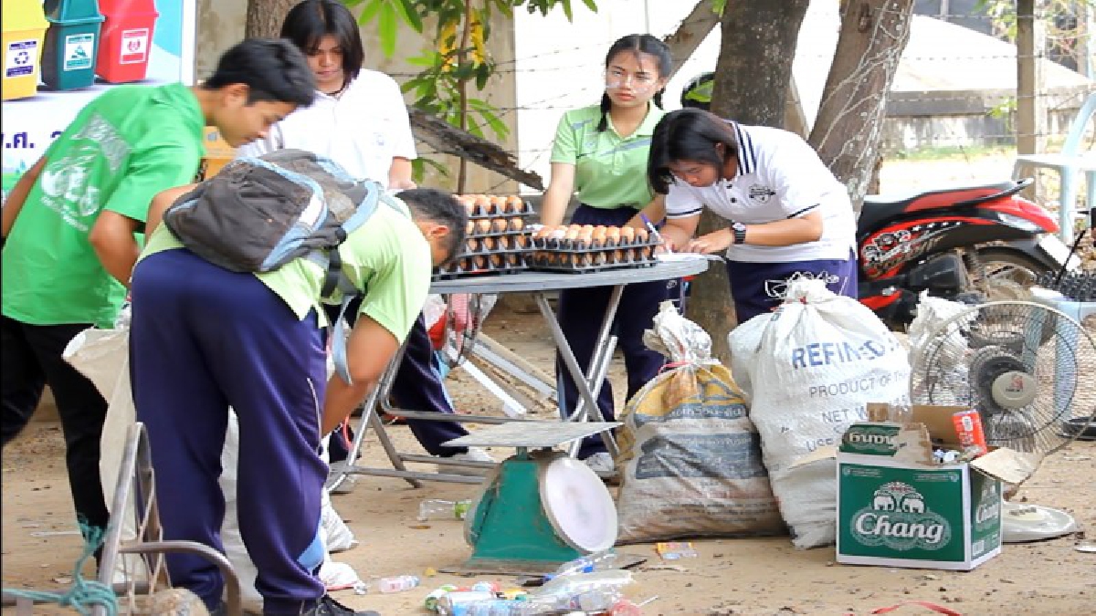 ไอเดียสุดยอดไปเลย!!  เทศบาลตำบลแคน จ.สุรินทร์ ผุดโครงการ "ขยะแลกไข่" เป็นจริงได้ แก้ไขปัญหาขยะล้นชุมชน (ชมคลิป)