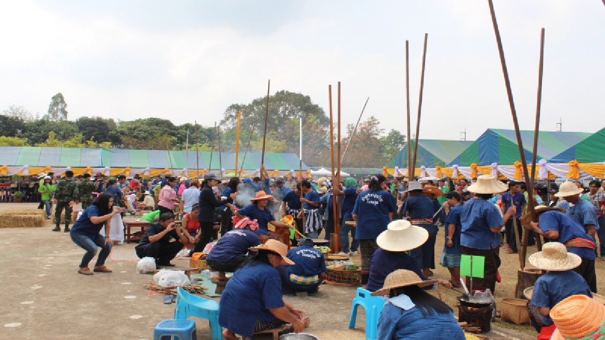 โคราช..จัดโครงการคลินิกเกษตรเคลื่อนที่ เฉลิมพระเกียรติ ร.10 โชว์ตำข้าวเม่าสากเหมิ่งของดั้งเดิมชาวโคราช (ชมคลิป)