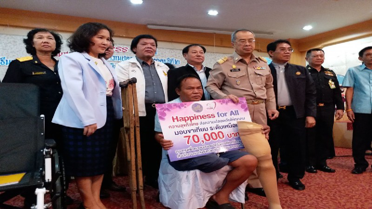 สนง.ขนส่งสุรินทร์..มอบอุปกรณ์ช่วยเหลือผู้พิการที่ประสบภัยจากการใช้รถใช้ถนนกว่า 5 แสนบาท เผยผู้ประสบเหตุพิการส่วนใหญ่ขับจยยและเมา (คลิป)