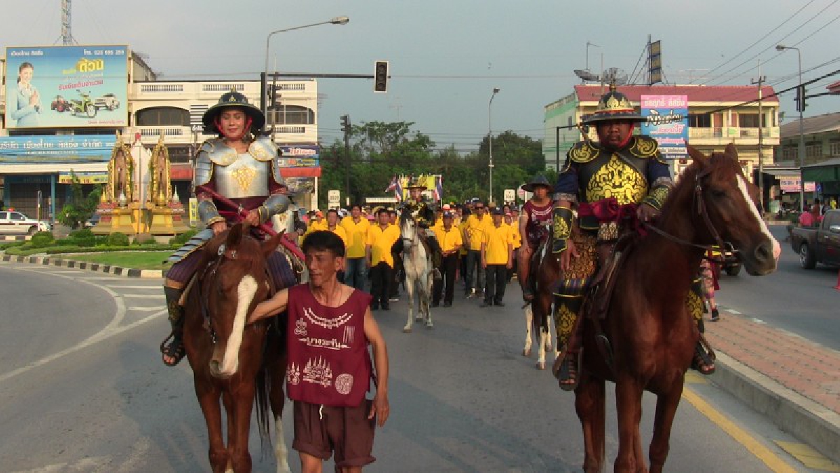 อ่างทอง สีสันขบวนแห่อันตื่นตาตื่นใจในพิธีเปิดงานสดุดีวีรชนคนแสวงหา ครั้งที่ 12