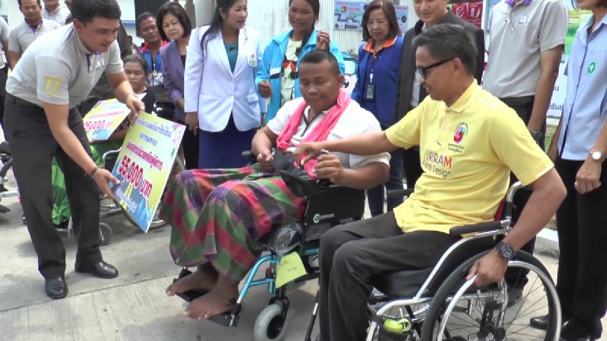 บุรีรัมย์ !! ผู้ว่าราชการจังหวัดและขนส่งบุรีรัมย์ ร่วมมอบอุปกรณ์ช่วยเหลือผู้พิการ อันเนื่องมาจากประสบภัยจากการใช้รถใช้ถนน (ชมคลิป)