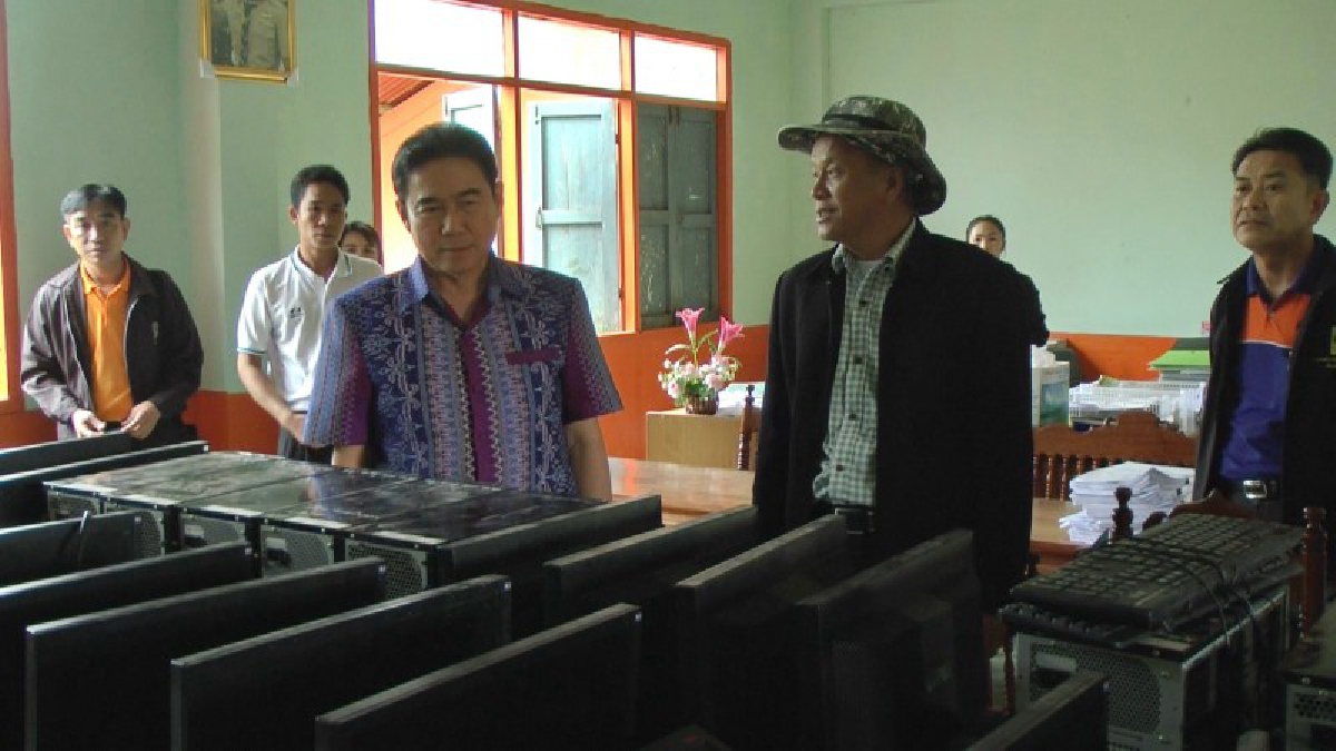 ผู้ว่าฯนครพนม..สั่งด่วน !! เร่งสรุปความเสียหายและปรับปรุงโรงเรียน หลังเจอพายุฤดูร้อน (มีคลิป)
