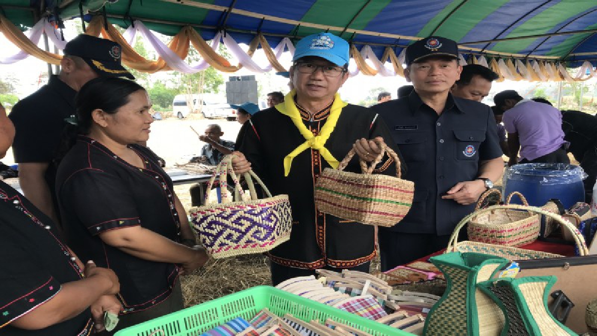 ศรีสะเกษ!! นพค.53 นำจิตอาสากำจัดผักตบชวาแปรรูปเป็นสินค้าสร้างรายได้ สุดทึ่ง! แปรรูปเป็นวอลเปเปอร์ 3 มิติเป็นแห่งแรกของโลก (มีคลิป)