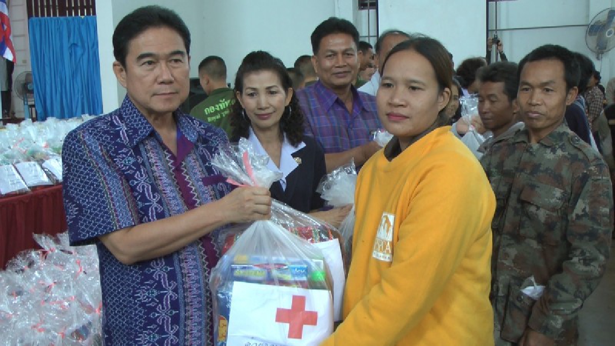 ผู้ว่าฯ นครพนม นำทีมลงพื้นที่มอบถุงยังชีพช่วยเหลือผู้ประสบวาตภัยอำเภอโพนสวรรค์ (มีคลิป)