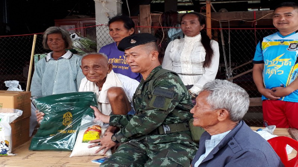 ที่พึ่งของประชาชน!! "ทหาร" รุดช่วยคุณตาเมืองช้าง วัย 88 ปี และครอบครัว หลังไฟไหม้บ้านไม้ 2 ชั้นกลายเป็นถ่าน เสียหายกว่า 8 แสน (คลิป)