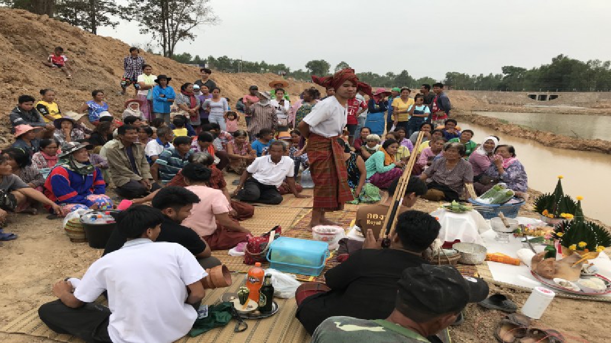 ฮือฮา!! "ต้นตะเคียนทองยักษ์โบราณ" อายุกว่า 100 ปีผุดกลางน้ำ ชาวบ้านแตกตื่น "เจ้าพ่อขุนขลัง" ประทับร่างทรง บอกเลข 3 ตัว!! (คลิป)