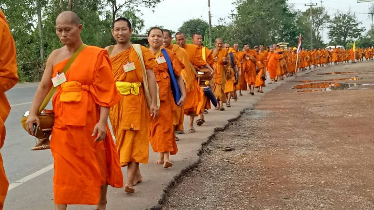 ตระการตา!!ขบวนพระธุดงค์กว่า 250 รูปเป็นทิวแถวยาวเพื่อเข้าร่วม เทศกาลงานปูรมีศรีปราจีน ครั้งที่32 ในวันมาฆบูชา (มีคลิป)