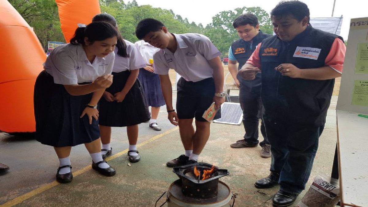 พลังงานจังหวัดปราจีนบุรีร่วมกับสถานศึกษาส่งเสริมการใช้เตาเผาถ่านชีวมวลประหยัดพลังงาน (มีคลิป)