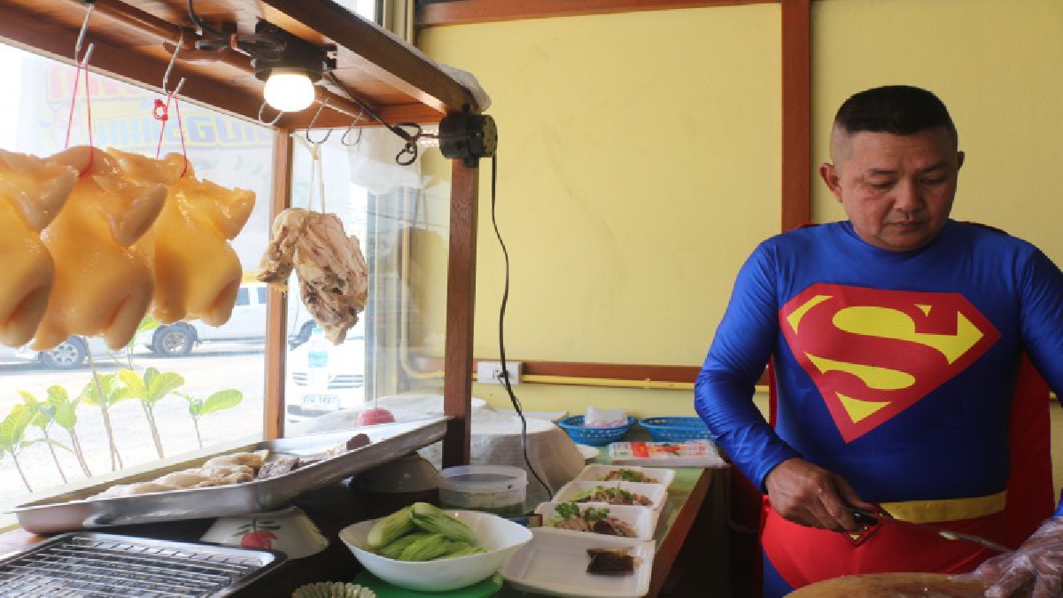 ปทุมธานี นายดาบตำรวจไอเดียเจ๋งสลัดเครื่องแบบ แต่งชุดซุปเปอร์แมน ช่วยภรรยาขายอาหาร เรียกลูกค้าเข้าร้านตรึม