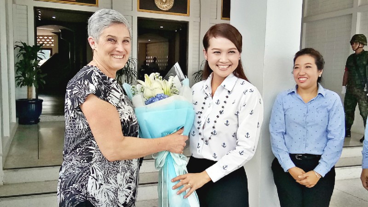 ภริยา ผบ นาวิกโยธินสหรัฐ ถึงอุทานเป็นภาษาไทย "อาหารไทยอร่อยหม้ากๆ" เมื่อแม่บ้านทหารเรือไทยให้การต้อนรับ (ชมคลิป)