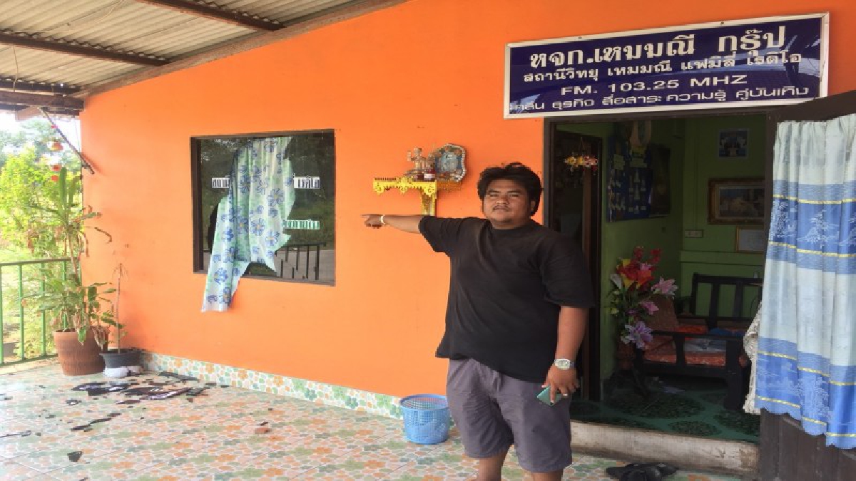 เรื่องแค่นี้ ต้องให้ก้อนหินด้วยหรอ!!! คนร้ายทุบกระจกห้องส่งสถานีวิทยุดังแตกกระจาย คาดปมขัดแย้งส่วนตัว หรือเปิดเพลงไม่ถูกใจ