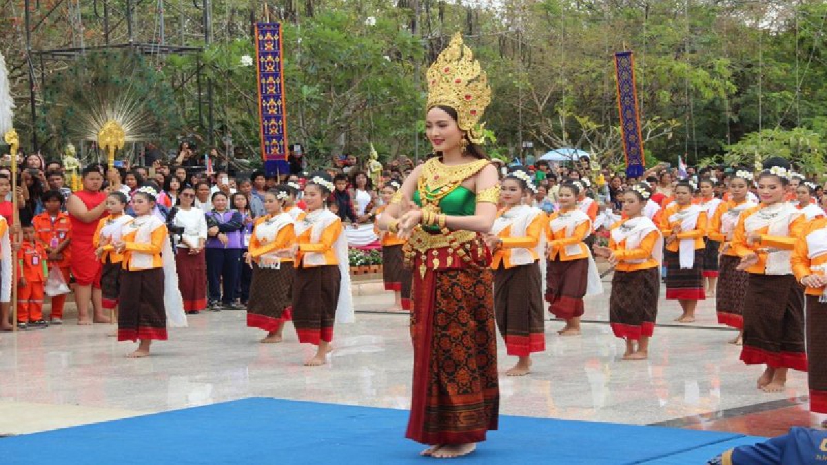 “แต้ว-ตุ๊กกี้” ร่วมนางรำ 5,000 คน แสดงรำเปิดงานนมัสการพระบรมธาตุนาดูน ดินแดนพุทธมณฑลอีสาน จ.มหาสารคาม 24 ก.พ. – 4 มี.ค. 2561 (ชมคลิป)