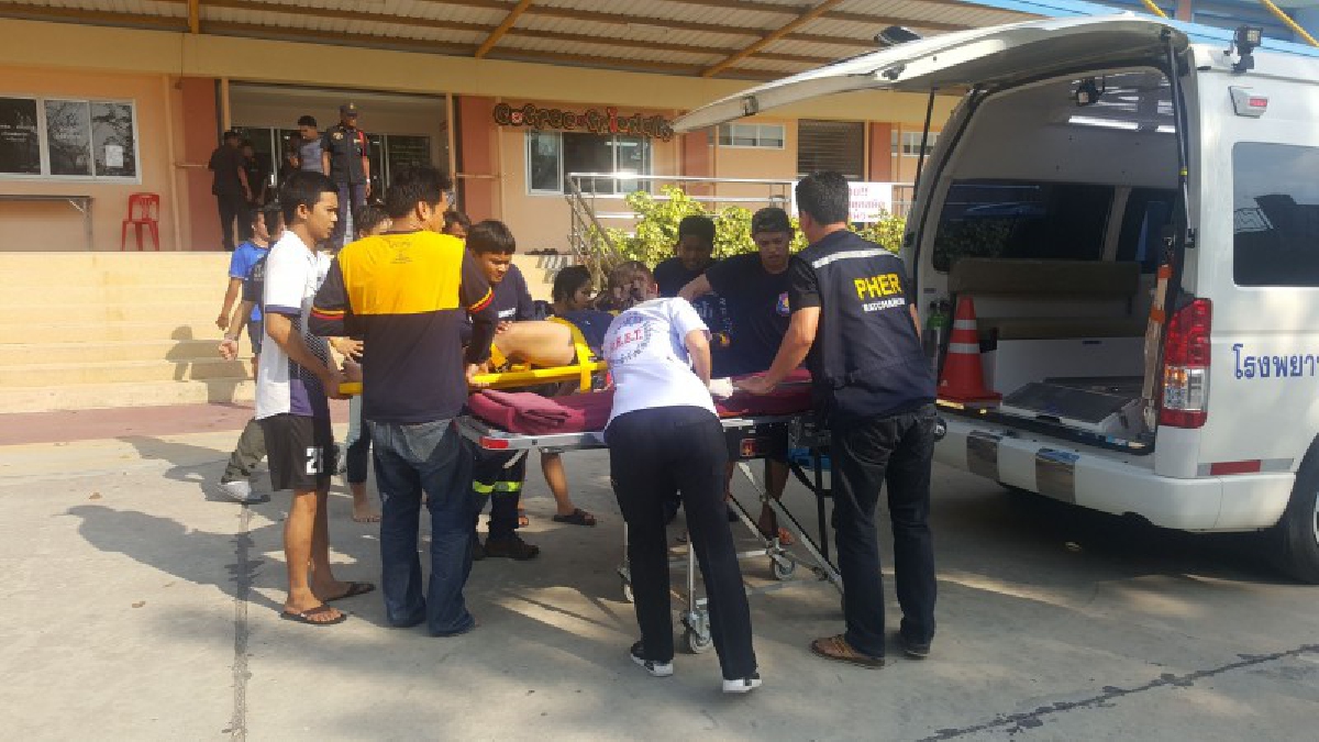 นักเรียนมัธยมชักกลางสระว่ายน้ำมหาวิทยาลัยราชภัฏเพชรบุรี  หวิดดับ (มีคลิป)