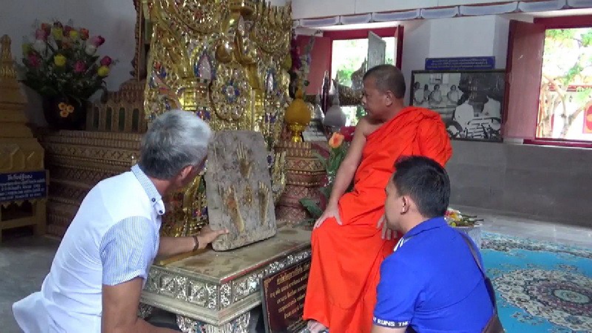 ไม่เคยเห็นที่ไหน!?? สุดทึ่งพบรอยมือ-รอยเท้าครูบาเจ้าศรีวิชัย นักบุญแห่งล้านนาอายุร่วม 100 ปี ที่วัดดังแห่งหนึ่ง..!!!