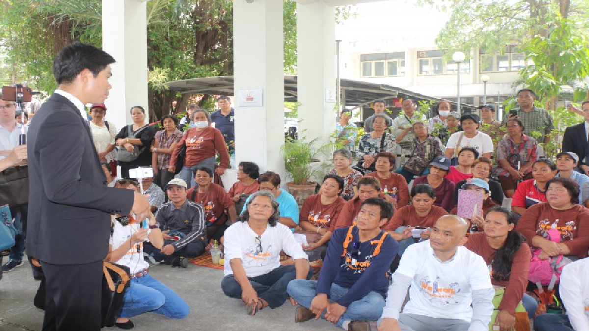 8 แกนนำกลุ่มเดินมิตรภาพเดินทางรับคำร้องพร้อมกำลังใจล้นหลาม ก่อนอัยการ ปทุมธานี สั่งเลื่อนฟ้อง (คลิป)