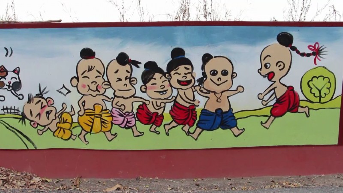 สุดยอดไอเดีย ผู้นำชุมชนจับมือเอกชนปรับเปลี่ยนพนังกั้นน้ำวาดภาพประวัติศาสตร์บอกเล่าความเป็นมาวิถีชีวิตชาวบ้าน และการละเล่นของเด็กโบราณ
