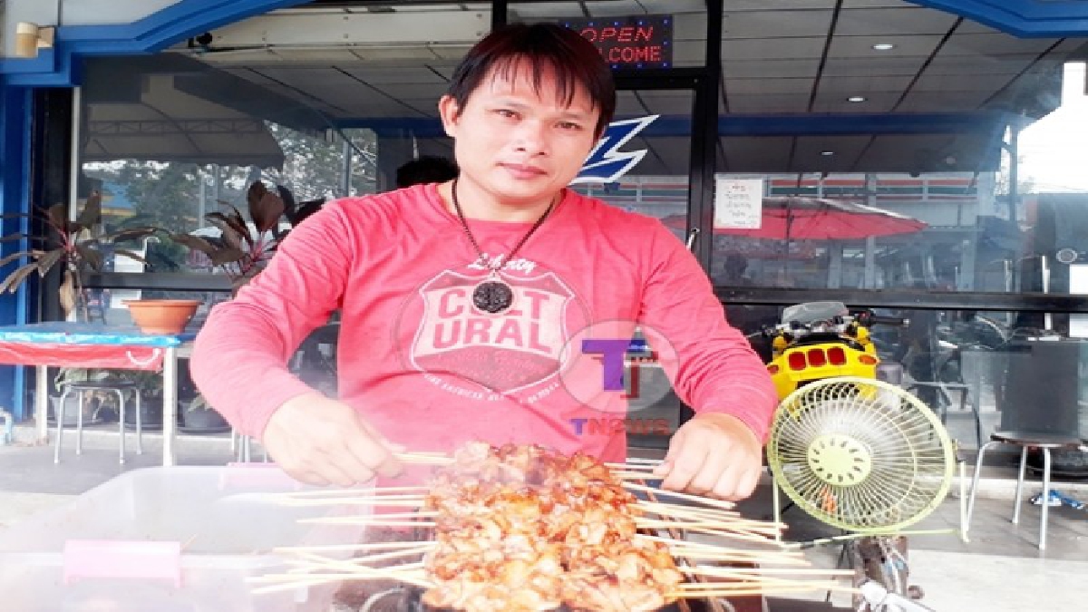 หมูย่างรสเด็ด !!ไม้ละสามบาท ข้าวเหนียวห่อละห้าบาทเท่านั้น ลูกค้าอยู่ได้เราก็อยู่ได้เน้นคุณภาพ