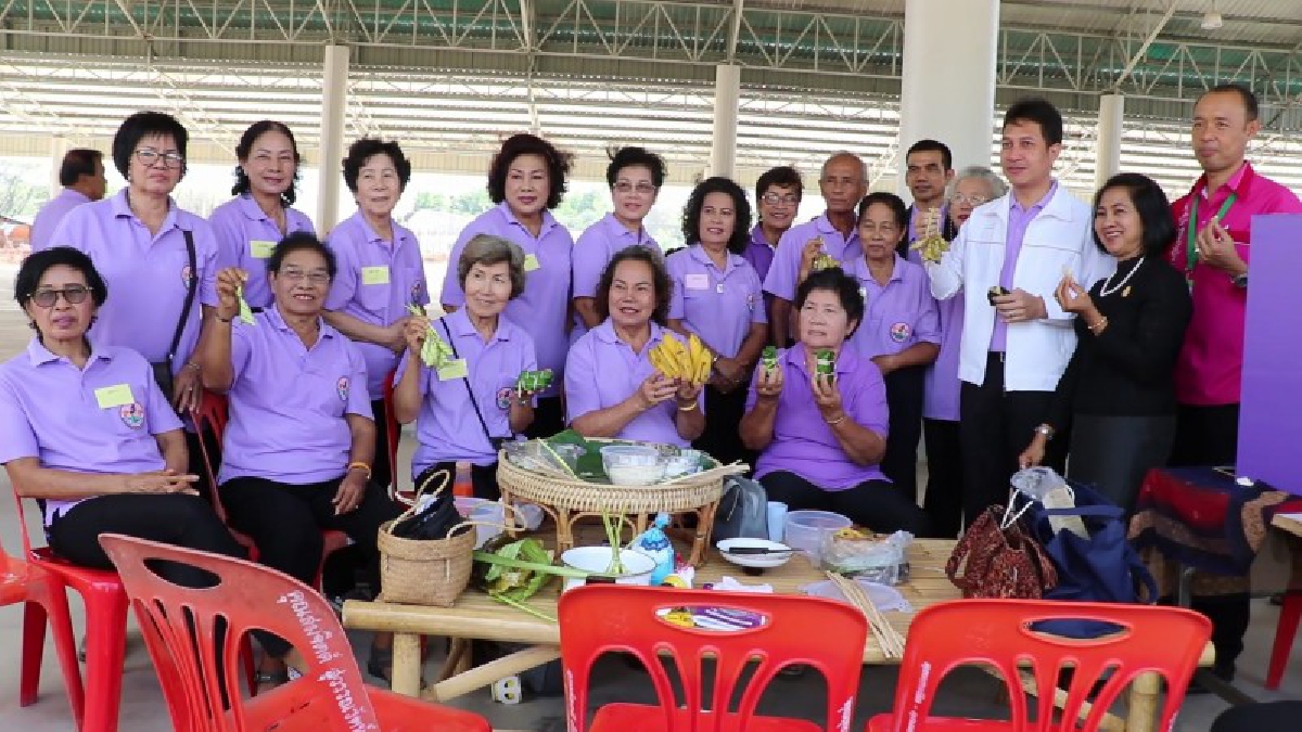 เทศบาลเมืองสะเดาเปิดโรงเรียนผู้สูงอายุวันแรกและโรงเรียนแรกใน อ.สะเดา นำผู้สูงอายุตั้งแต่55ปีขึ้นไปมาฝึกอาชีพแบบง่ายๆทั้งการทำข้าวต้มมัด