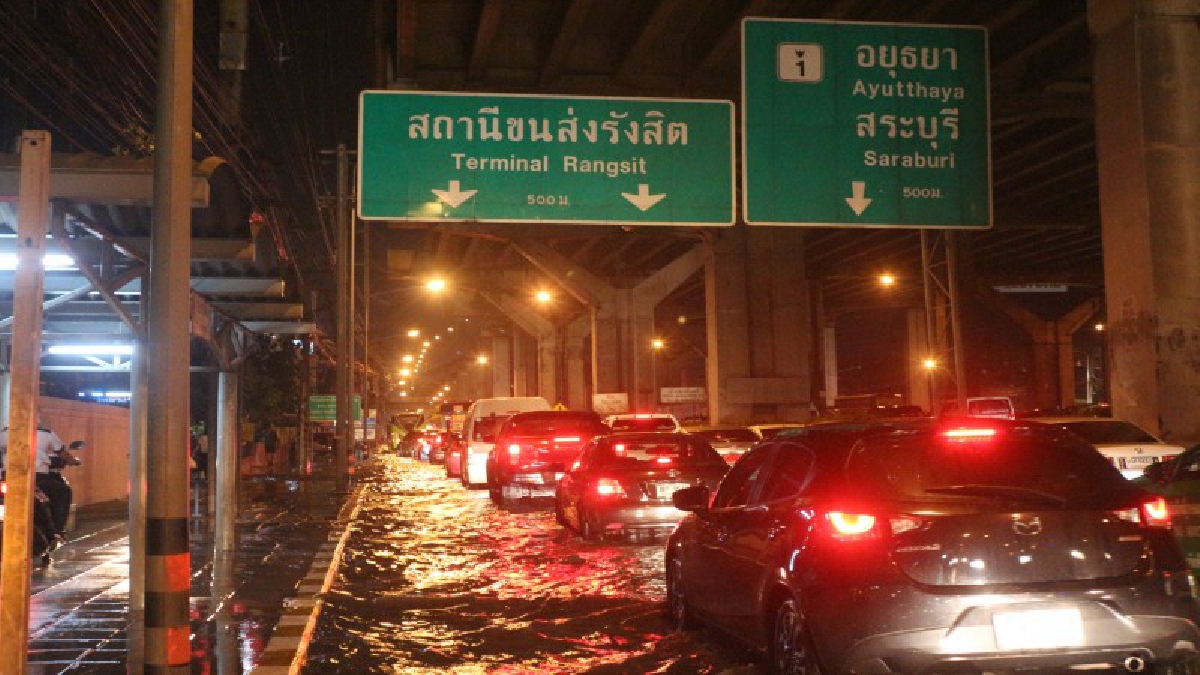 ดุจเมืองบาดาล !!ปทุมธานีฝนตก 3 ชั่วโมงถนนพหลโยธินน้ำท่วมขังพ่อค้าต้องยืนขายของในน้ำ