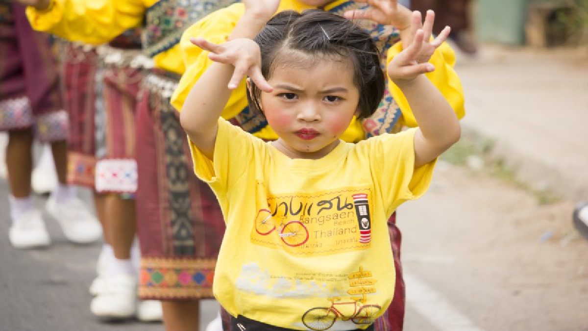 สีสัน-นางรำรุ่นจิ๋ว ตัวน้อยสุด วัยเพียง 4 ขวบ ในประเพณีบุญมหาชาติ "กินข้าวปุ้น เอาบุญผะเหวต "อ.สนม จ.สุรินทร์  (ชมคลิป)