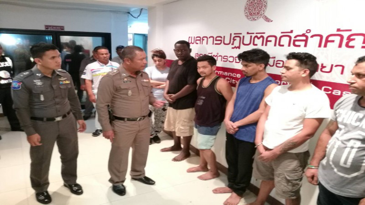 สุดอึ้ง!! ตร.พัทยา ร่วม ตร.ท่องเที่ยว บุกจับต่างชาติโอเวอร์สเตย์-หนีเข้าเมือง  แทบช็อกซุกหนีวีซ่านาน 3 ปี(ชมคลิป)