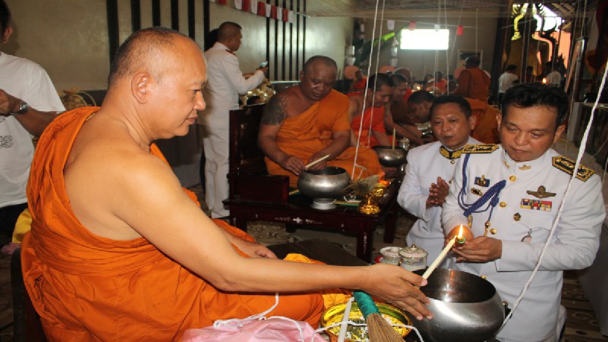 ศิษย์เก่า อยว. สร้างพระยอดธงสมเด็จพระนเรศวรมหาราชเนื่องในวาระ 113 ปีอยุธยาวิทยาลัย นิมนต์พระอาจารย์แดงและเกจิชื่อดังจากทั่วสารทิศทำพิธีพุทธา