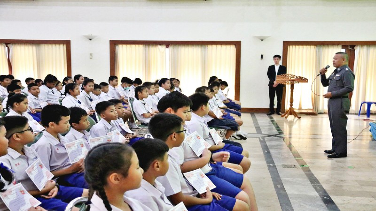ตร.สัตหีบ นำเยาวชนอบรมห่างไกลยาเสพติดและความรุนแรงในเด็กนักเรียน