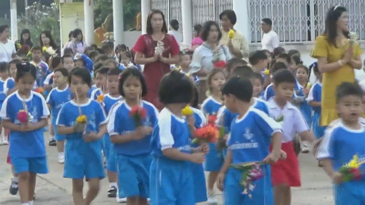 กล่อมเกลาจิตใจนักเรียน..ร.ร.เทศบาลเมืองสวรรคโลกพานักเรียน2600 คนร่วมเวียนเทียนรอบอุโบสถวันมาฆบูชา