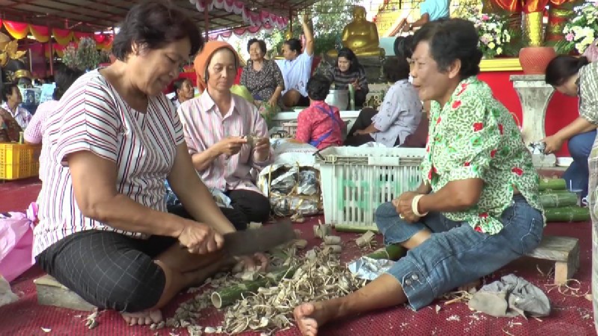 อ่างทอง ฮือฮาวัดดังสืบสานประเพณีการเผาข้าวหลามหมื่นกระบอกเป็นพุทธบูชาและสร้างความสามัคคีให้กับชาวบ้านในชุมชน