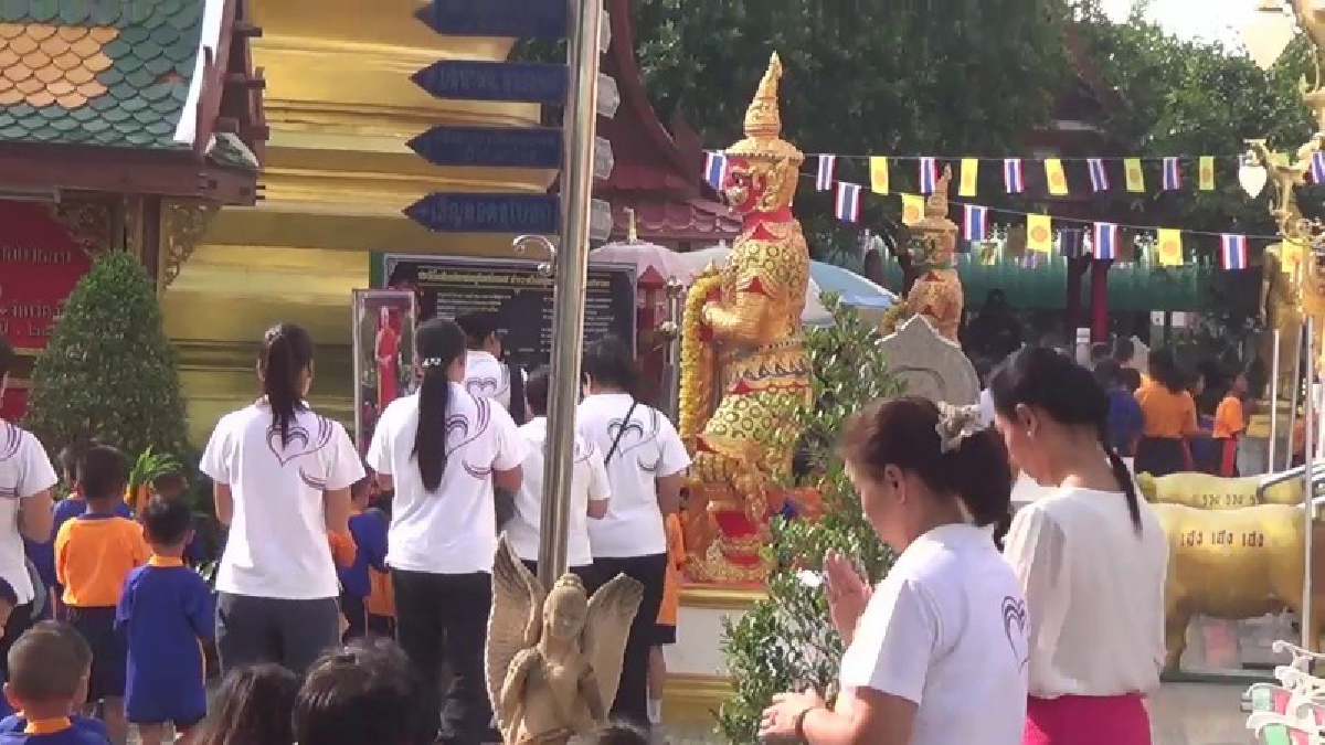 อ่างทอง อนุรักษ์วัฒนธรรมประเพณีไทย.!! ครูนำนักเรียนเวียนเทียนเนื่องในวันมาฆบูชา เพื่อให้นักเรียนได้เรียนรู้วันสำคัญทางศาสนา