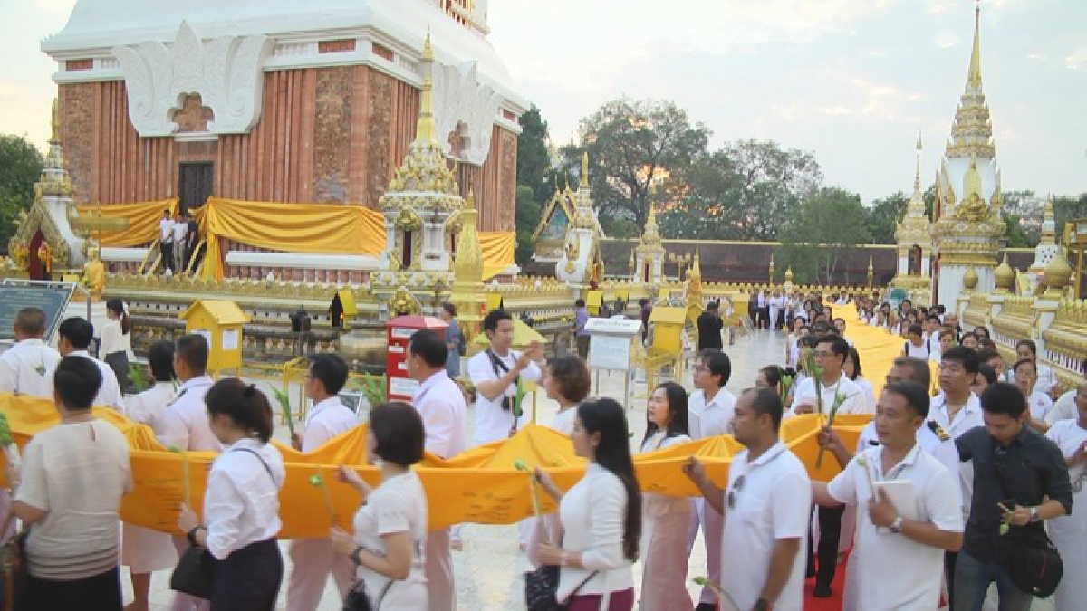 พุทธศาสนิกชนไทย-ลาว ร่วมประกอบพิธีเจริญพระพุทธมนต์ เวียนเทียน ห่มผ้าพระธาตุพนมเนื่องในสัปดาห์มาฆบูชา (มีคลิป)
