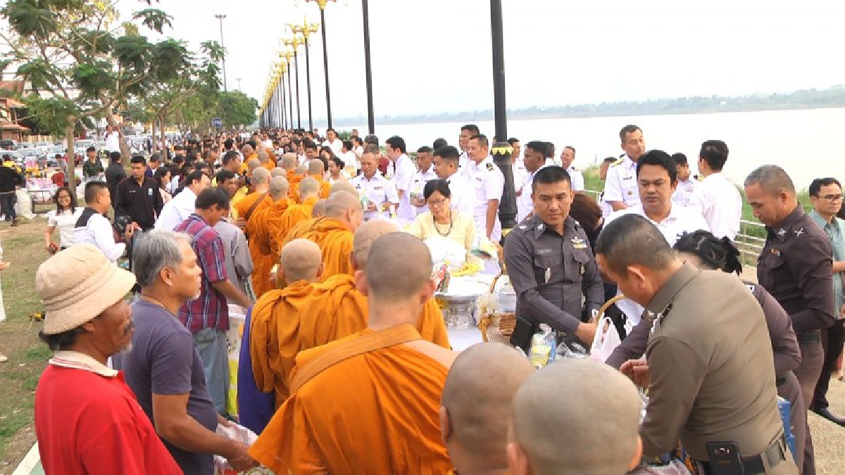 พุทธศาสนิกชนจังหวัดนครพนม ร่วมกันทำบุญตักบาตรและรับฟังพระธรรมเทศนา เนื่องในวันมาฆบูชา ประจำปี 2561 (มีคลิป)