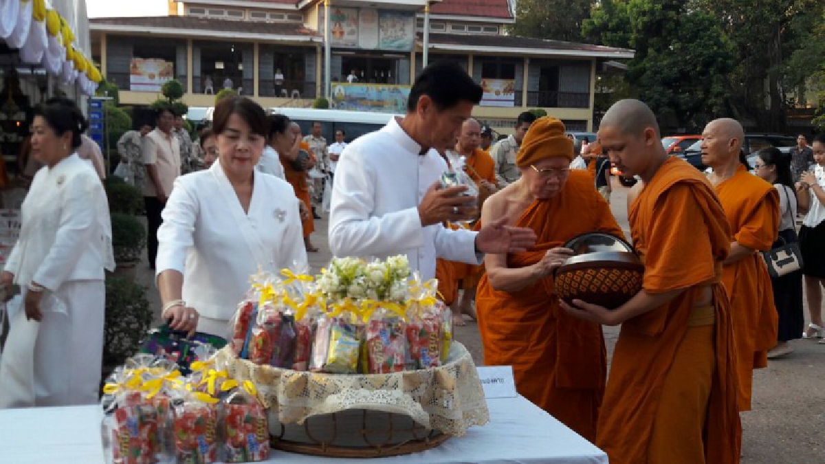 ผู้ว่าราชการจังหวัดหนองคาย..นำพุทธศาสนิกชนชาวหนองคายและชาวลาว ทำบุญตักบาตรเนื่องในวันมาฆบูชา ประจำปี 2561 (ชมคลิป)