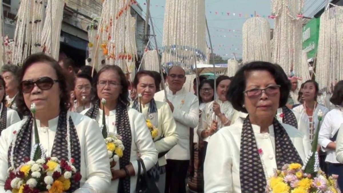 หนึ่งเดียวในโลก!! งานประเพณีแห่มาลัยข้าวตอก เพื่อถวายเป็นพุทธบูชาเนื่องในวันมาฆบูชา (ชมคลิป)