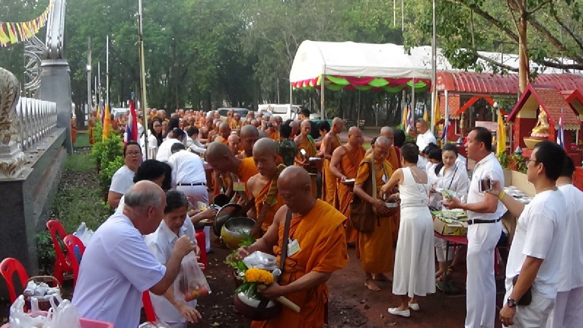 วันมาฆบูชา !! นอภ.ศรีมโหสถ นำพุทธศาสนิกชนตักบาตรขบวนพระธุดงค์กว่า 250 รูปในเทศกาลมาฆปูรมีศรีปราจีนครั้งที่32