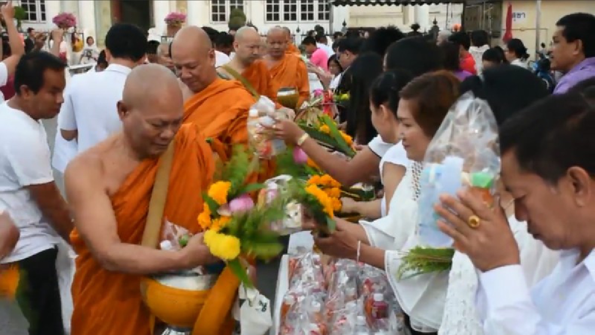 ประชาชนชาวจังหวัดเพชรบุรี ร่วมกิจกรรมทำบุญตักบาตรข้าวสารอาหารแห้ง เนื่องในวันมาฆบูชา ประจำปี 2561(มีคลิป)