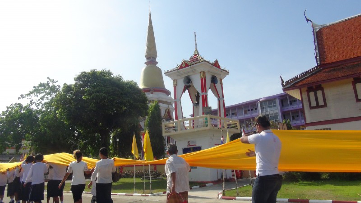 พุทศาสนิกชนชาวไทยและชาวเมียรมา ออกทำบุญแห่ผ้าพระบฏรอบพระธาตุเจดีย์ในวันมาฆบูชา (ชมคลิป)