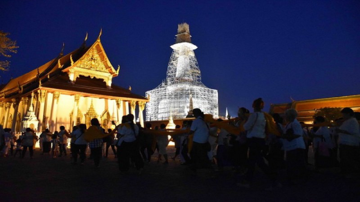 พลังแห่งศรัทธา!! คลื่นพุทธศาสนิกชนเรือนแสนเนื่องแน่นวัดพระมหาธาตุ วรมหาวิหาร นำผ้าพระบฏห่มองค์พระบรมธาตุเจดีย์ เนื่องในวันมาฆบูชา (ชมคลิป)
