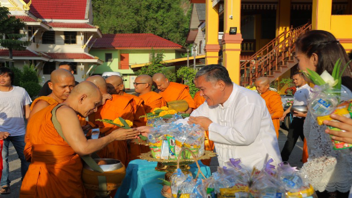 พุทธศาสนิกชนชาวพังงา ร่วมทำบุญตักบาตรวันมาฆบูชา 2561 (ชมคลิป)