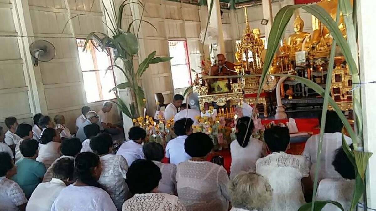 ประชาชนแห่ ออกมาทำบุญ ตักบาตร เนื่องในวันมาฆบูชา และขอพรเกจิอาจารย์วัดดังกันเป็นจำนวนมาก (มีคลิป)