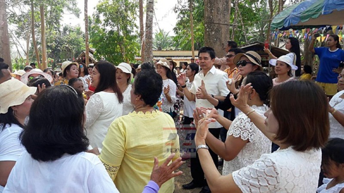 คลิปมันๆกับลีลาการเต้นของผู้ร่วมขบวนแห่ผ้าป่าสามัคคีมีทั้งรุ่นใหญ่และรุ่นเล็กปะชันขันแข่งแบบถึงพริกถึงขิง(มีคลิป)