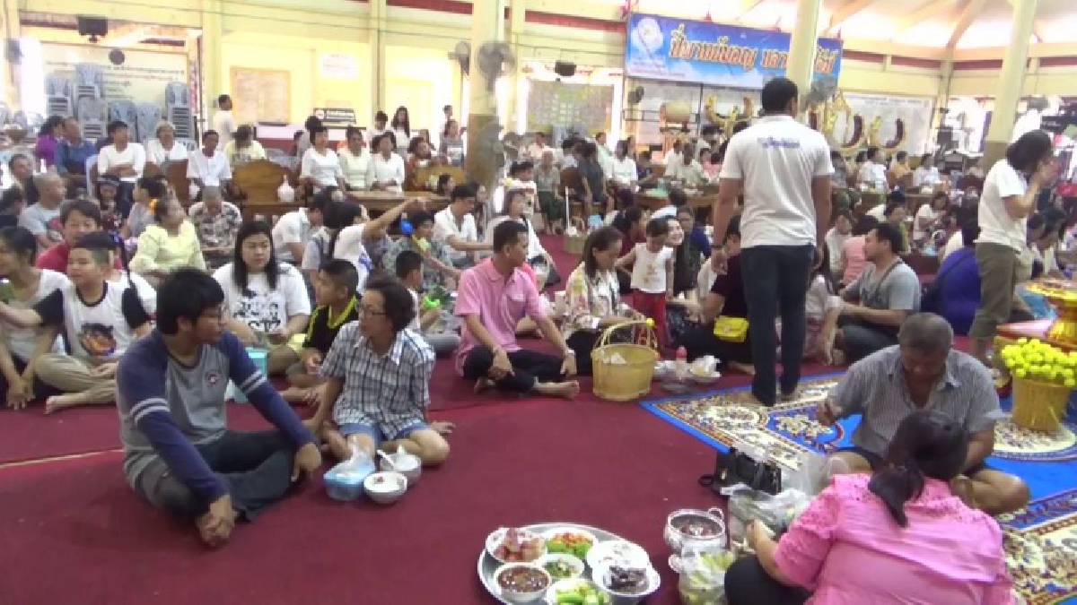 ประชาชนชาวอ่างทอง เข้าวัดทำบุญตักรบาตรเนื่องในวันมาฆบูชา คึกคัก ฟังธรรมรับศีลรับพรจากพระสงฆ์