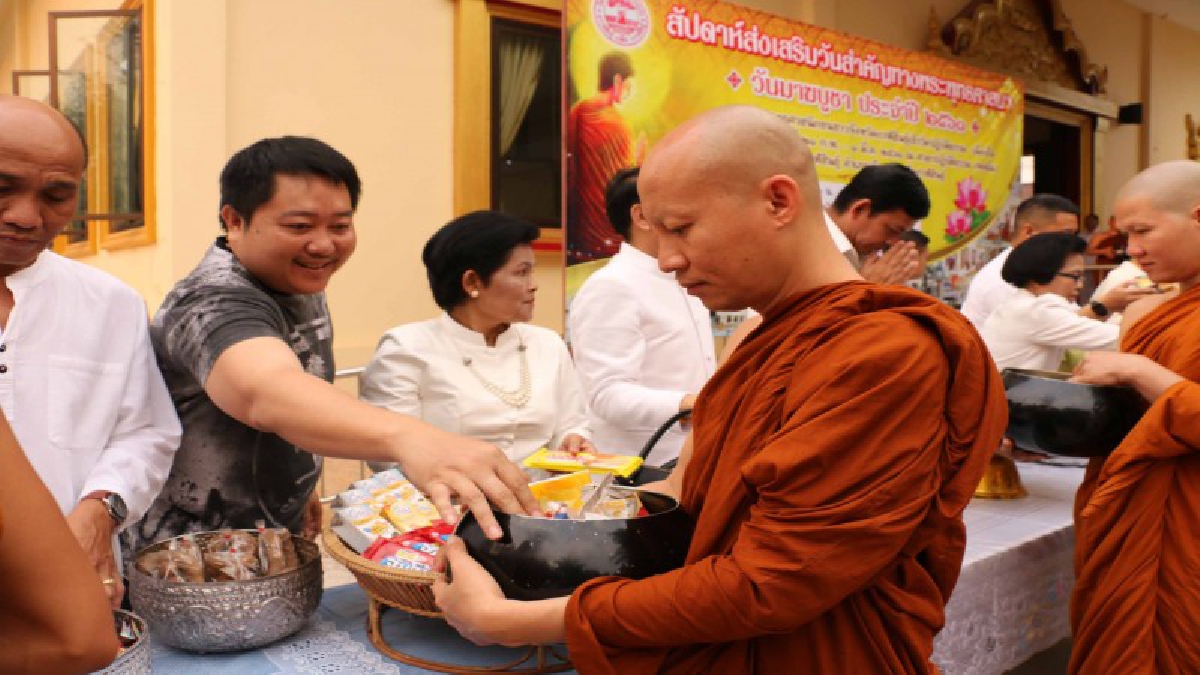 พุทธศาสนิกชนกาฬสินธุ์..พากันออกมาทำบุญวันมาฆบูชาแน่นวัด (ชมคลิป)
